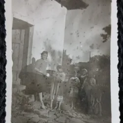 Fotografie, Femeie cu copii, in curtea casei, anii 50