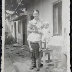 Fotografie, Femeie cu doi copii, anii 50