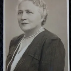 Fotografie, Femeie cu sirag de perle, 1941