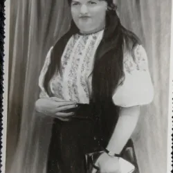 Fotografie, Femeie in costum popular romanesc, 1977