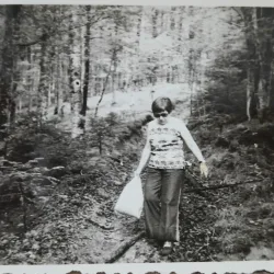 Fotografie, femeie in drumetie pe drumul dinspre Fantana lui Franz spre Crivaia, muntii Semenic, 1976
