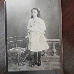 Fotografie fetita, pe carton, sfarsit de secol XIX