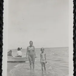 Fotografie, Geo Litarczek, parintele radiologiei romanesti, impreuna cu mama sa, la Mamaia, 1932