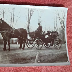 Fotografie, la plimbare cu trasura, perioada interbelica