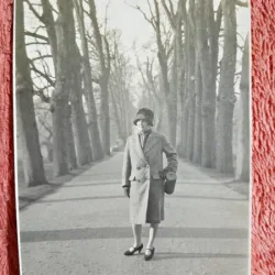 Fotografie, mama doctorului Litarczek, parintele radiologiei romanesti, la Cambridge, Trinity College, 1926