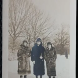 Fotografie, Mama lui Geo Litarczek, parintele radiologiei romanesti, la Boston impreuna cu doua prietene, 1926