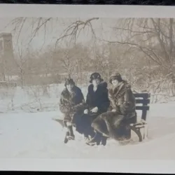 Fotografie, Mama lui Geo Litarczek, parintele radiologiei romanesti la Boston in Tenway, impreuna cu 2 prietene, 1926