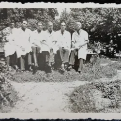 Fotografie, Medici militari in curtea spitalului, perioada celui de-al doilea razboi mondial