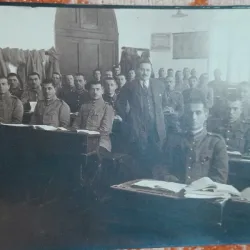 Fotografie, militari la instruire in sala de cursuri, perioada interbelica