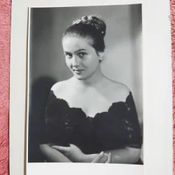 Fotografie pe carton, adolescenta cu coc, perioada interbelica