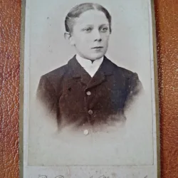 Fotografie pe carton, adolescent, perioada interbelica