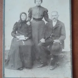 Fotografie pe carton, barbat cu doua femei, inceput de secol XX