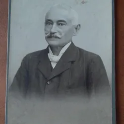 Fotografie pe carton, barbat cu parul alb si mustata, inceput de secol XX