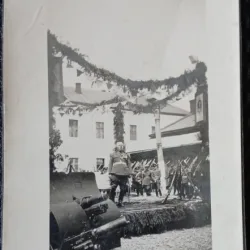 Fotografie pe carton, comandat cu mulitarii in cazarma, perioada interbelica