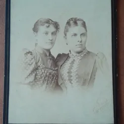 Fotografie pe carton, doua femei, inceput de secol XX