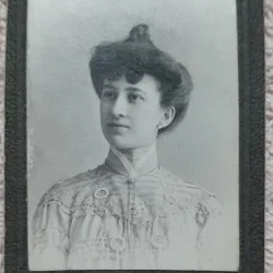 Fotografie pe carton, femeie cu parul strans, 1904