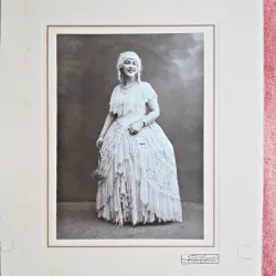 Fotografie pe carton, femeie cu peruca, perioada interbelica