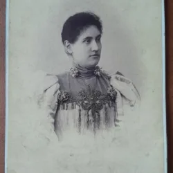 Fotografie pe carton, femeie in bluza traditionala, inceput de secol XX
