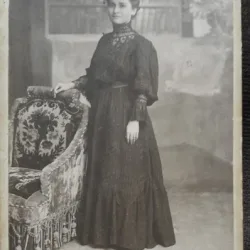 Fotografie pe carton, femeie langa fotoliu, sfarsit de secol XIX