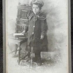 Fotografie pe carton, fetita cu basca, inceput de secol XX