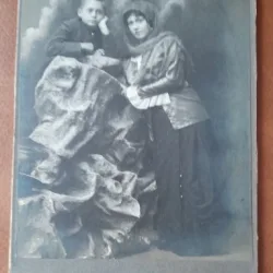 Fotografie pe carton, mama cu baiatul, inceput de secol XX