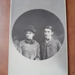 Fotografie portret femeie si barbat, pe carton, sfarsit de secol XIX
