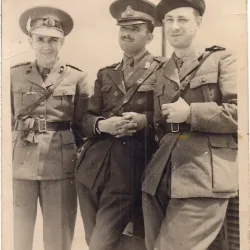 Fotografie reprezentand trei militari