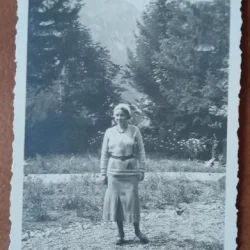 Fotografie, Stella, mama lui Geo Litarczek, parintele radiologiei romanesti, la Busteni, 1931