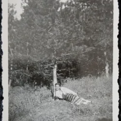 Fotografie, Tanara in costum national romanesc, in padure, perioada interbelica