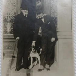 Fotografie tip Carte postala, Barbat impreuna cu un adolescent si un caine, perioada interbelica