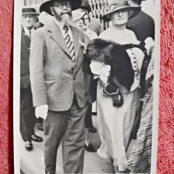 Fotografie tip carte postala, barbat si femeie, cu palarii, perioada interbelica