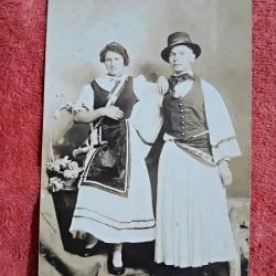 Fotografie tip carte postala, barbat si femeie in costume populare, inceput de secol XX