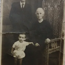 Fotografie tip Carte Postala, Bunici cu nepotelul, 1941