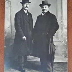 Fotografie tip Carte postala, doi barbati cu palarie, perioada interbelica