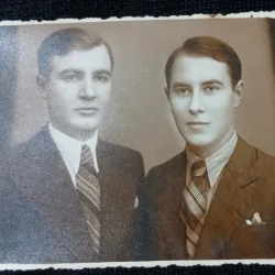 Fotografie tip Carte Postala, Doi barbati la costum, cu cravata, perioada interbelica
