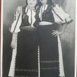 Fotografie tip carte postala, doua femei in port popular din Ardeal, perioada interbelica