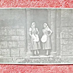 Fotografie tip carte postala, doua femei perioada interbelica