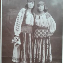 Fotografie tip carte postala, doua tinere in port popular, inceput de secol XX