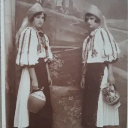 Fotografie tip carte postala, doua tinere in straie populare romanesti, perioada interbelica