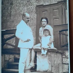 Fotografie tip carte postala, familie in fata casei, 1928