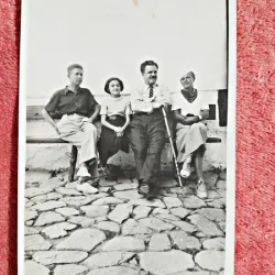 Fotografie tip carte postala, familie pe banca, perioada interbelica