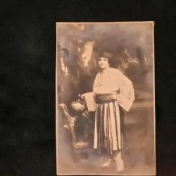 Fotografie tip carte postala, femeie imbracata in port traditional romanesc