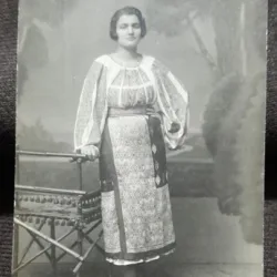 Fotografie tip carte postala, femeie in costum popular, perioada interbelica