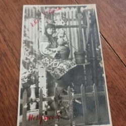 Fotografie tip Carte Postala - Femeie in port popular