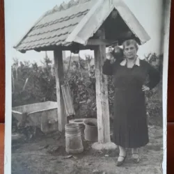 Fotografie tip carte postala, femeie la fantana, perioada interbelica