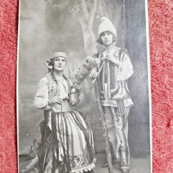 Fotografie tip carte postala, femeie si baiat in costume populare, inceput de secol XX