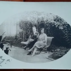 Fotografie tip carte postala, femeie si barbat pe banca, perioada interbelica