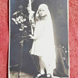 Fotografie tip carte postala, fetica cu lumanare de botez, inceput de secol XX