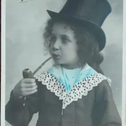 Fotografie tip carte postala, fetita cu joben si pipa, perioda interbelica