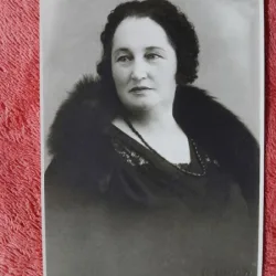 Fotografie tip carte postala, gemeie cu guler de blana, perioada interbelica